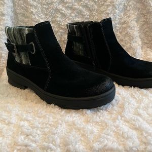 Women’s all weather boots. Earth origins size 8